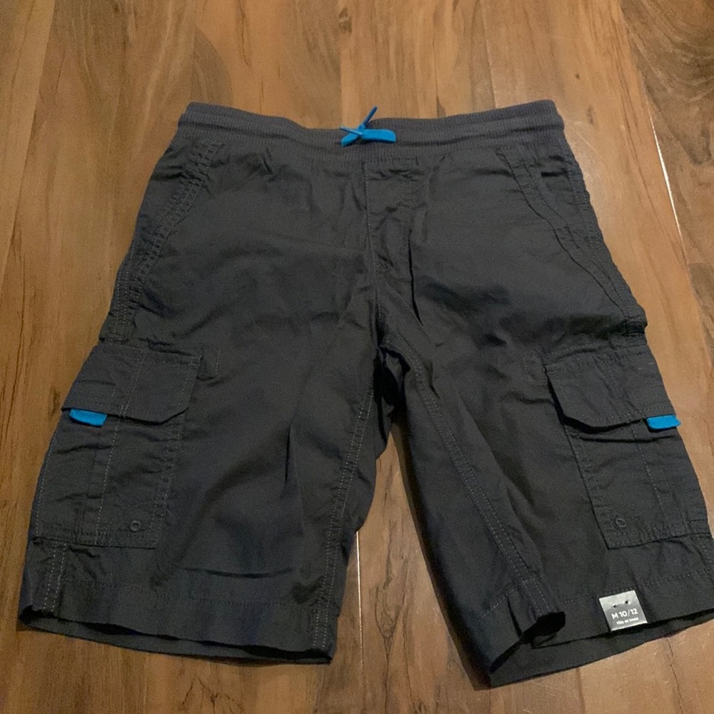 Boys NWT Urban Pipeline M 10/12 dark grey pepper gray cargo shorts.